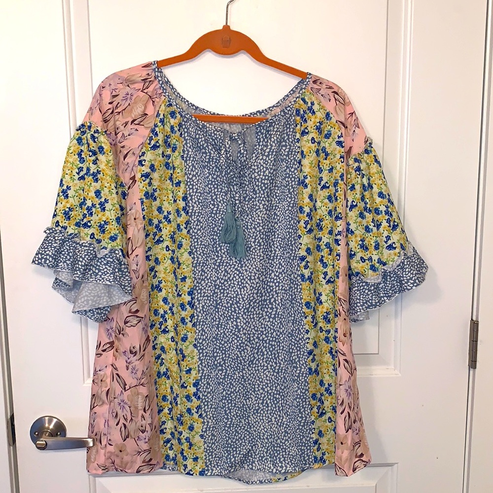NWOT Floral Flutter Sleeve Front Tie Tunic Top